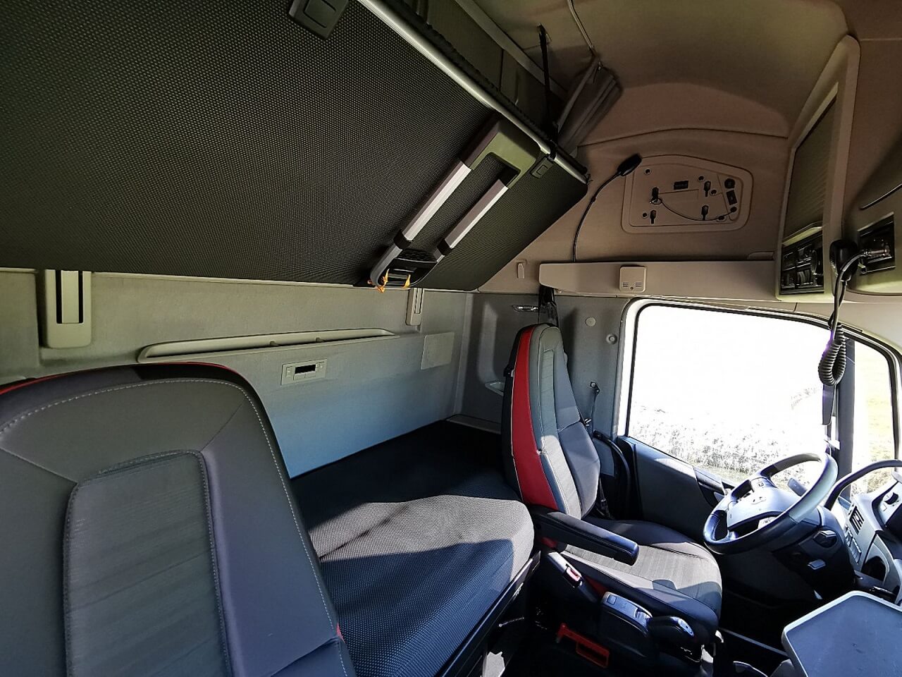 فضای داخلی کامیون کشنده ولوو Fh460